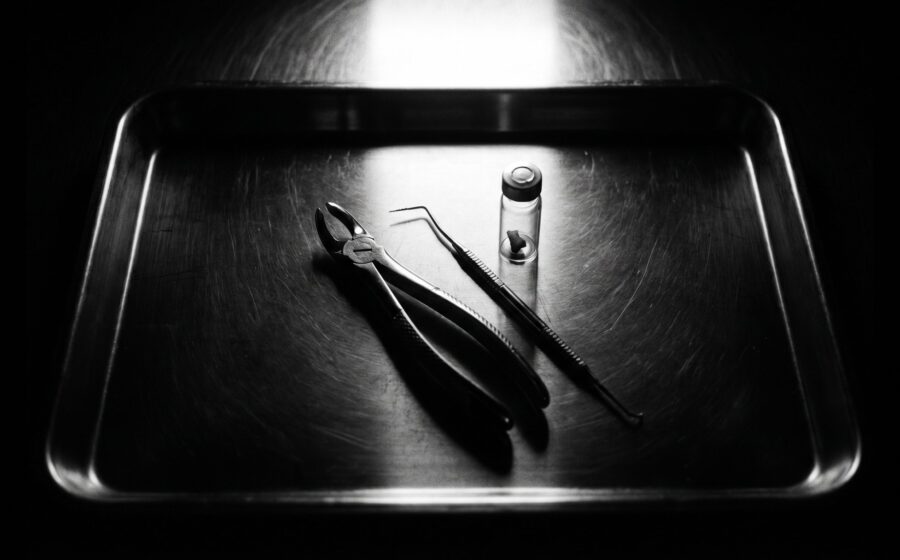 Forensisches Untersuchungstablett mit Zahnextraktionsinstrumenten und Probenglas, forensische Odontologie