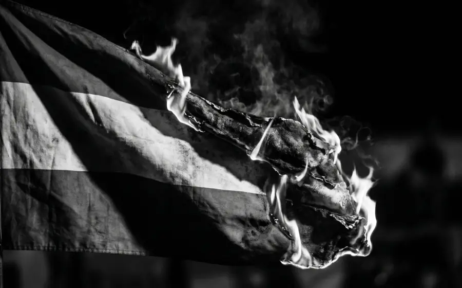 Burning Austrian flag in black and white, opening image of the forensic authenticity examination of the Ibiza video
