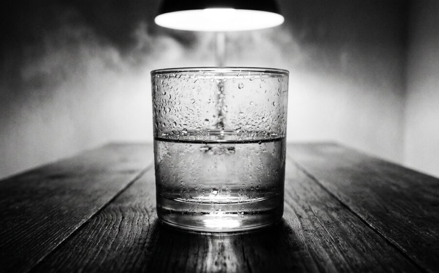 Ein Wasserglas symbolisiert die Balance von Fluessigkeit und Elektrolyten im Koerper